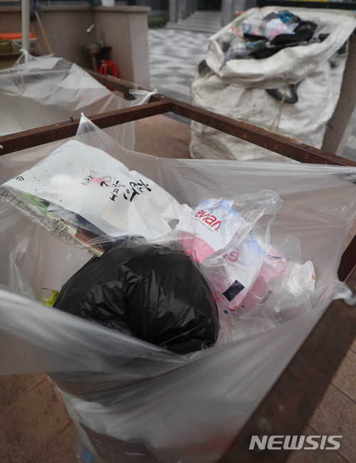 【서울=뉴시스】 추상철 기자 = 서울과 수도권 일대 아파트의 재활용품을 수거하는 업체가 1일부터 폐 비닐을 수거하지 않겠다고 밝혔다. 1일 오후 서울의 한 아파트 단지 분리수거장에는 폐 비닐이 쌓여 있다. 2018.04.01.&nbsp; scchoo@newsis.com