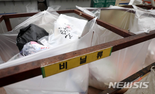 【서울=뉴시스】 추상철 기자 = 서울과 수도권 일대 아파트의 재활용품을 수거하는 업체가 1일부터 폐 비닐을 수거하지 않겠다고 밝혔다. 1일 오후 서울의 한 아파트 단지 분리수거장에는 폐 비닐이 쌓여 있다. 2018.04.01.&nbsp; scchoo@newsis.com