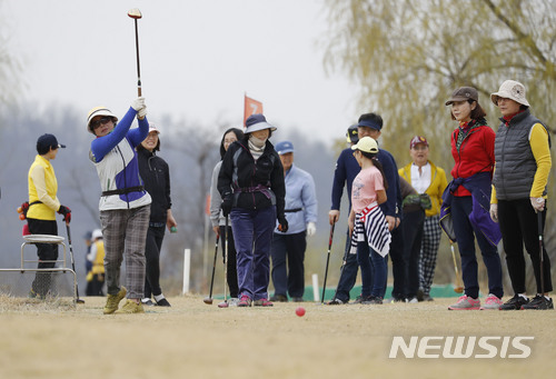 【서울=뉴시스】최동준 기자 = 1일 서울 마포구 노을공원 내 파크골프장을 찾은 어르신들이 파크골프를 즐기고 있다.파크골프란 '파크'(Park)와 '골프'(Golf)의 합성어로 공원 같은 소규모 녹지 공간에서 남녀노소 즐길 수 있는 스포츠다. 일반 골프와 규칙은 같지만 골프채와 공이 다르다. 2018.04.01. photocdj@newsis.com