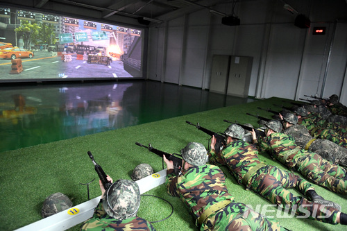 【서울=뉴시스】과학화예비군훈련장에서 예비군들이 시뮬레이션 영상을 보며 가상전투를 하고 있다. 2018.04.01.(사진=육군 제공) photo@newsis.com