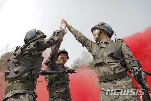 【서울=뉴시스】31일 경기 남양주 금곡과학화예비군훈련장에서 열린 ‘최정예 예비군 탑팀(Top-Team)’ 선발 경연대회에서 예비군들이 시가지전투를 마치고 환호하고 있다. 2018.04.01.(사진=육군 제공)photo@newsis.com