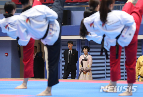【평양=뉴시스】평양공연 사진공동취재단 = 1일 오후 남북평화 협력기원 태권도시범단이 평양 태권도전당에서 단독공연을 앞두고 연습하고 있다. 2018.04.01.&nbsp; photo@newsis.com