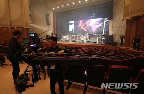 【평양=뉴시스】평양공연 사진공동취재단 = 1일 오후 평양 동평양대극장에서 남북평화 협력기원 남측예술단이 공연을 앞두고 리허설을 하고 있다. 2018.04.01.&nbsp; photo@newsis.com