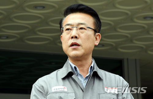 【광주=뉴시스】신대희 기자 = 중국 타이어 생산·판매업체인 더블스타 자본 유치를 위해 금호타이어 노조가 벌인 '해외매각 찬반투표'가 가결된 1일 금호타이어 광주공장에서 백훈선 금호타이어 노사협력 상무가 입장을 밝히고 있다. 2018.04.01.&nbsp; sdhdream@newsis.com