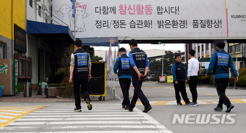 【광주=뉴시스】신대희 기자 = 중국 타이어 생산·판매업체인 더블스타 자본 유치를 위해 금호타이어 노조가 벌인 '해외매각 찬반투표'가 가결된 1일 금호타이어 광주공장에서 정송강 전국금속노동조합 금호타이어지회 곡성지회장이 입장을 밝힌 뒤 사무실로 들어가고 있다. 2018.04.01. sdhdream@newsis.com
