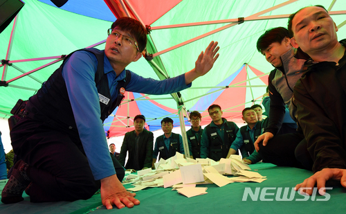 【광주=뉴시스】신대희 기자 = 전국금속노동조합 금호타이어지회가 1일 광주 광산구 금호타이어 광주공장 광장(총 12개 투표소)에서 해외매각 찬반 투표 개표 작업을 벌이고 있다. 2018.04.01.&nbsp; sdhdream@newsis.com
