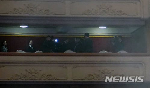 【평양=뉴시스】평양공연 사진공동취재단 = 김정은 북한 국무위원장이 1일 오후 북한 평양 동평양대극장에서 '봄이 온다'라는 주제로 열린 '남북평화협력기원 남측예술단' 평양공연을 관람 후 도종환 문화체육관광부 장관과 인사를 나누고 있다. 2018.04.01.&nbsp; photo@newsis.com
