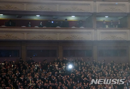 【평양=뉴시스】평양공연 사진공동취재단 = 김정은 북한 국무위원장이 1일 오후 북한 평양 동평양대극장에서 '봄이 온다'라는 주제로 열린 '남북평화협력기원 남측예술단' 평양공연을 관람 후 도종환 문화체육관광부 장관과 인사를 나누고 있다. 2018.04.01.  photo@newsis.com