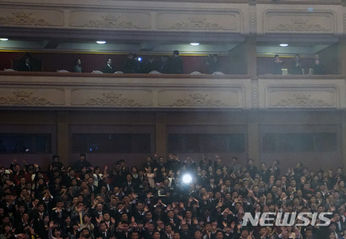 【평양=뉴시스】평양공연 사진공동취재단 = 김정은 북한 국무위원장이 1일 오후 북한 평양 동평양대극장에서 '봄이 온다'라는 주제로 열린 '남북평화협력기원 남측예술단' 평양공연을 관람 후 도종환 문화체육관광부 장관과 인사를 나누고 있다. 2018.04.01.&nbsp; photo@newsis.com