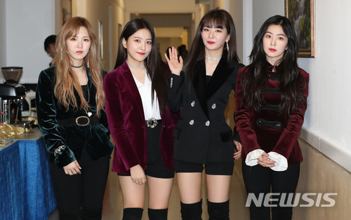 【평양=뉴시스】평양공연 사진공동취재단 = 1일 오후 평양 동평양대극장에서 '봄이 온다'라는 주제로 열린 '남북평화협력기원 남측예술단 평양공연'에서 레드벨벳이 열창을 마친 뒤 밝은 표정을 하고 있다. 2018.04.01. photo@newsis.com