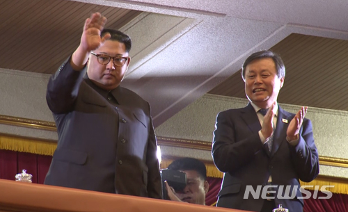 【평양=뉴시스】평양공연 사진공동취재단 = 남측예술단 공연장 방문한 김정은 위원장&nbsp;&nbsp; 1일 오후 평양 동평양대극장에서 '봄이 온다'라는 주제로 열린 '남북평화협력기원 남측예술단 평양공연'에 서 김정은 북한 노동당 위원장이 행사장에 입장한 뒤 손을 흔들고 있다. 오른쪽은 도종환 문체부 장관. 2018.4.1 (사진=방송캡처)&nbsp; photo@newss.com