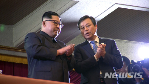 【평양=뉴시스】평양공연 사진공동취재단 = 남측예술단 공연장 방문한 김정은 위원장&nbsp;&nbsp; 1일 오후 평양 동평양대극장에서 '봄이 온다'라는 주제로 열린 '남북평화협력기원 남측예술단 평양공연'에 서 김정은 북한 노동당 위원장이 행사장에 입장한 뒤 손을 흔들고 있다. 오른쪽은 도종환 문체부 장관. 2018.4.1 (사진=방송캡처)&nbsp; photo@newss.com