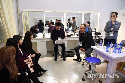 【평양=뉴시스】평양공연 사진공동취재단 = 1일 오후 평양 동평양대극장에서 열린 '봄이 온다'를 주제로 한 '남북평화협력기원 남측예술단 평양공연'에 앞서 레드벨벳이 대기실에서 남측 취재진과 인터뷰를 하고 있다. 2018.04.01 photo@newsis.com