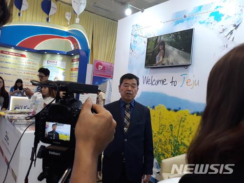 【제주=뉴시스】&nbsp; 현학수 제주도 관광정책과장이 지난 3월 29일부터 4월1일까지 베트남 하노이 국제전시센터에서 개최된 베트남 세계관광시장박람회:VITM) 장에 설치된 제주관광홍보 부스에서 호치민 방송과 인터뷰 하고 있다. <제주도청 제공>