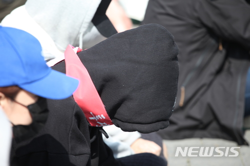 【정선=뉴시스】김태식 기자 = 강원 정선 강원랜드 행정동에서 부정청탁을 이유로 채용 취소된 직원들이 지난달 2일 부정청탁의 증거와 퇴출 취소를 요구하며 집회를 열고 있다. 2018.04.02. newsenv＠newsis.com