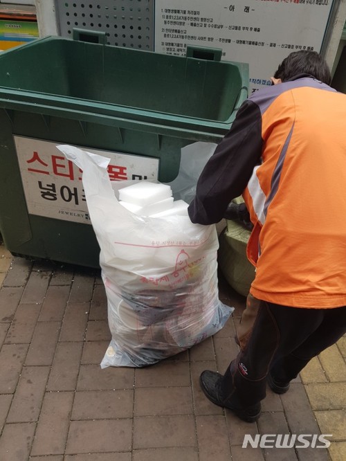 【서울=뉴시스】채윤태 기자 = 2일 서울 종로구 한 아파트 관리 직원이 재활용품 수거함에 모여있는 스티로폼 중 재활용이 불가능한 스티로폼을 종량제 쓰레기 봉투에 옮겨담고 있다. 2018.04.02
