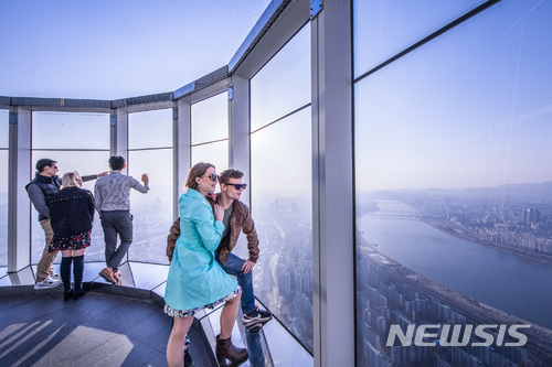 [롯데월드타워 1주년]'서울스카이' 1년새 165만명 방문…대한민국 랜드마크로