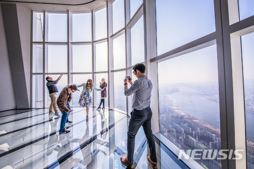 [롯데월드타워 1주년]'서울스카이' 1년새 165만명 방문…대한민국 랜드마크로