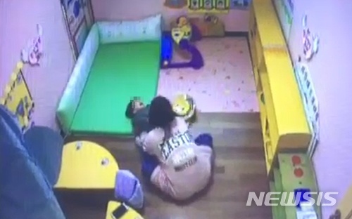 [청주=뉴시스]임선우 기자 = 충북 청주흥덕경찰서는 2일 원생들을 폭행·학대한 혐의(아동학대범죄의 처벌 등에 관한 특례법 위반)로 민간어린이집 보육교사 2명을 입건했다고 밝혔다. 피해 학부모들이 공개한 CCTV 화면에 아동을 밀치고 때리는 모습이 담겨 있다.2018.04.02.(사진=학부모 제공) photo@newsis.com