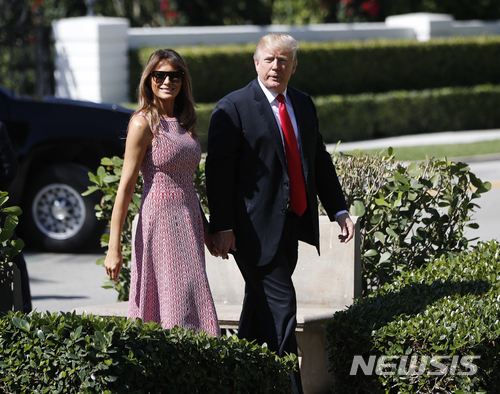 【팜비치(미 플로리다주)=AP/뉴시스】도널드 트럼프 미 대통령과 부인 멜라니아 여사 부부가 1일(현지시간) 부활절 미사를 위해 플로리다주 팜비치의 베데스다 미 성공회 교회에 도착하고 있다. 2018.4.2