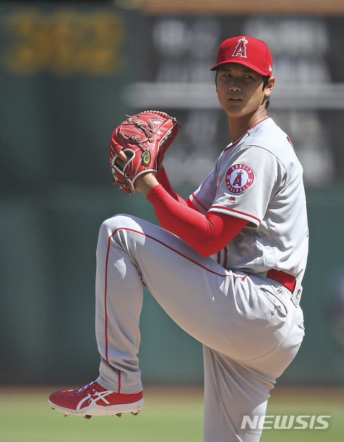 【오클랜드=AP/뉴시스】 2일(한국시간) 미국 캘리포니아주 오클랜드 콜리시엄에서 펼쳐진 오클랜드 애슬레틱스와 경기에 선발 등판해 승리투수가 된 오타니 쇼헤이.