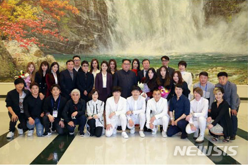 【서울=뉴시스】 북한 노동신문은 김정은 국무위원장과 부인 리설주가 지난 1일 동평양대극장에서 열린 남측 예술단 공연 '봄이 온다'를 관람한 뒤 남측 예술단 출연자들과 기념촬영 했다고 2일 보도했다. 2018.04.02. (출처=노동신문)&nbsp; photo@newsis.com 