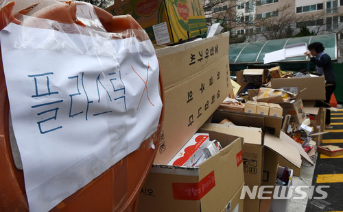 【용인=뉴시스】이정선 기자 = 중국이 환경보호를 이유로 폐자원 수입을 금지하면서 서울과 경기 용인, 화성 등 일부지역에서 폐비닐과 플라스틱의 수거가 거부된 가운데 2일 오전 경기 용인의 한 아파트 내 분리수거장에서 주민이 폐비닐과 플라스틱을 제외한 재활용품을 버리고 있다. 2018.04.02. ppljs@newsis.com