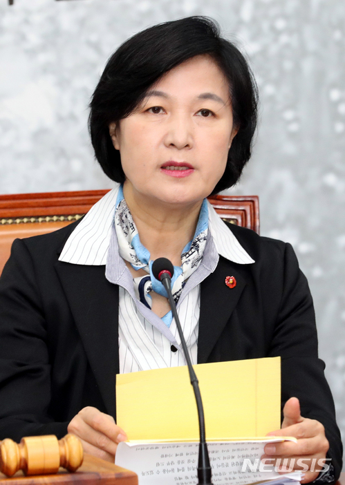 【서울=뉴시스】이종철 기자 =지난 2일 서울 여의도 국회에서 열린 더불어민주당 최고위원회의에서 추미애 대표가 모두발언을 하고 있다. 2018.04.02. jc4321@newsis.com