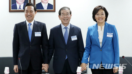 【서울=뉴시스】이영환 기자 = 2일 오전 서울 영등포구 여의도 더불어민주당 당사에서 우상호(왼쪽부터), 박원순, 박영선 서울시장 예비후보가 6.13 지방선거 광역단체장 면접을 앞두고 포즈를 취하고 있다. 2018.04.02. 20hwan@newsis.com