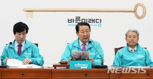 【서울=뉴시스】홍효식 기자 = 바른미래당 박주선 공동대표가 2일 오전 서울 여의도 국회에서 열린 제1차 최고위원-국회의원 연석회의에 참석해 중국의 재활용 폐기물 수입 금지와 관련해 발언하며 정부의 조속한 대책을 촉구하고 있다. 왼쪽부터 하태경 최고위원, 박주선 공동대표, 김동철 원내대표. 2018.04.02. yesphoto@newsis.com