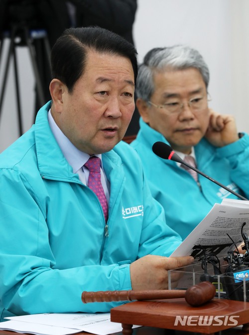 【서울=뉴시스】홍효식 기자 = 바른미래당 박주선 공동대표가 2일 오전 서울 여의도 국회에서 열린 제1차 최고위원-국회의원 연석회의에 참석해 중국의 재활용 폐기물 수입 금지와 관련해 발언하며 정부의 조속한 대책을 촉구하고 있다. 오른쪽은 김동철 원내대표. 2018.04.02. yesphoto@newsis.com