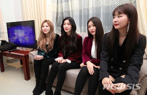 【평양=뉴시스】평양공연 사진공동취재단 = 지난 1일 오후 평양 동평양대극장에서 '봄이 온다'라는 주제로 열린 '남북평화협력기원 남측예술단 평양공연'에서 걸그룹 레드밸벳이 공연을 마친 뒤 취재진과 인터뷰를 하고 있다. 2018.04.02. photo@newsis.com