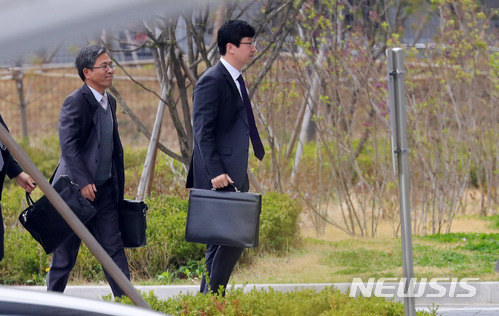 【서울=뉴시스】배훈식 기자 = 신봉수(왼쪽) 서울중앙지방검찰청 첨단범죄수사1부장검사와 송경호 특수2부장검사가 2일 오전 서울 송파구 서울동부구치소에 구속 수감중인 이명박 전 대통령의 조사를 위해 구치소로 들어가고 있다. 2018.04.01. dahora83@newsis.com