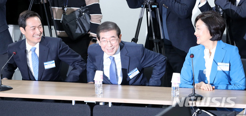 【서울=뉴시스】이영환 기자 = 2일 오전 서울 영등포구 여의도 더불어민주당 당사에서 열린 6.13 지방선거 광역단체장 면접에 참석한 박영선(오른쪽부터), 박원순, 우상호 서울시장 예비후보가 정성호 위원장의 모두발언을 듣고 자리에서 일어서고 있다. 2018.04.02. 20hwan@newsis.com