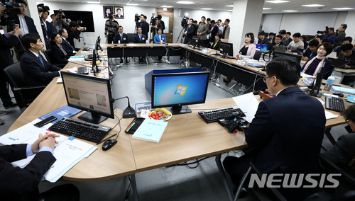 【서울=뉴시스】이영환 기자 = 2일 오전 서울 영등포구 여의도 더불어민주당 당사에서 열린 6.13 지방선거 광역단체장 면접에 참석한 박영선(오른쪽부터), 박원순, 우상호 예비후보가 참석해 정성호 위원장의 모두발언을 듣고 있다. 2018.04.02.&nbsp; 20hwan@newsis.com