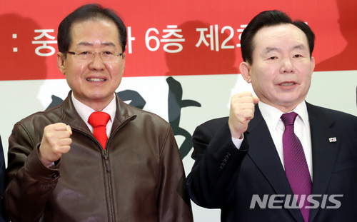 【서울=뉴시스】박영태 기자 = 2일 오전 서울 영등포구 여의도 자유한국당 당사에서 진행된 충남도지사 후보 추대 결의식에서 홍준표 대표와 이인제 후보가 기념촬영을 하고 있다.2018.04.02.since1999@newsis.com