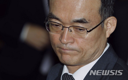 【서울=뉴시스】최동준 기자 = 검경 수사권 조정 갈등을 빚고 있는 문무일 검찰총장이 지난 2일 서울 서초구 대검찰청에서 열린 전국 공안부장 검사회의에 참석하고 있다. 2018.04.02. photocdj@newsis.com