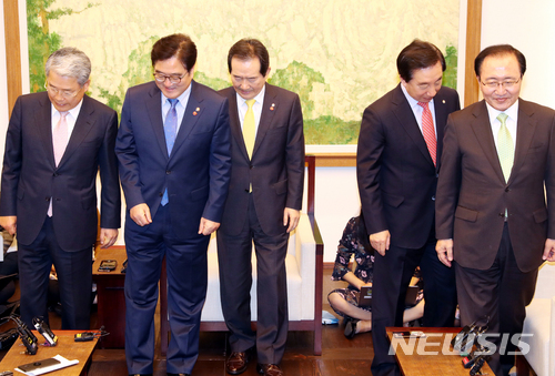 【서울=뉴시스】이종철 기자&nbsp; = 지난 2일 진행된 국회의장과 교섭단체 원내대표 회동. 왼쪽부터 바른미래당 김동철 원내대표, 더불어민주당 우원식 원내대표, 정세균 국회의장, 자유한국당 김성태 원내대표, 평화와 정의의 노회찬 원내대표. 2018.04.02.&nbsp; jc4321@newsis.com