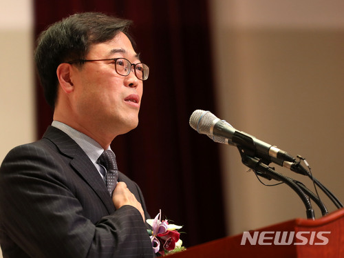 【서울=뉴시스】박주성 기자 = 김기식 신임 금융감독원장이 2일 오전 서울 영등포구 여의도 금융감독원에서 열린 취임식에 참석해 취임사를 하고 있다. 2018.04.02. park7691@newsis.com