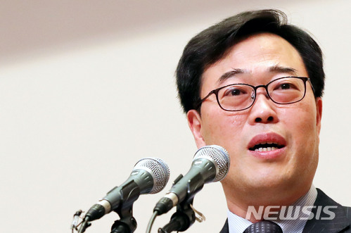 김기식 금감원장, '로비용 출장' 논란…취임 행보 '가시밭길'