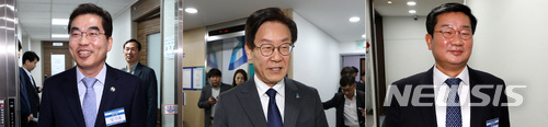 【서울=뉴시스】이영환 기자 = 2일 오전 서울 영등포구 여의도 더불어민주당 당사에서 열린 6.13 지방선거 광역단체장 면접에 양기대(왼쪽부터), 이재명, 전해철 경기도지사 예비후보가 참석했다.왼쪽 사진은 양기대 후보가 면접을 마치고 나오는 모습이며 가운데, 오른쪽 사진은 이재명, 전해철 후보가 각각 면접장으로 이동하는 모습이며 사진 순서는 면접 순서. 2018.04.02. 20hwan@newsis.com