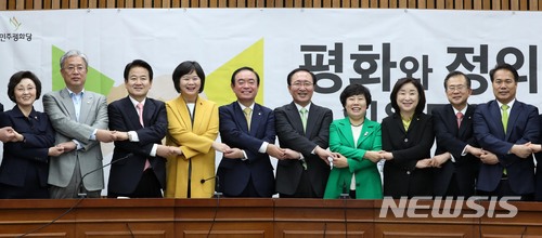 【서울=뉴시스】홍효식 기자 = 민주평화당과 정의당 의원들. 왼쪽부터 바른미래당 장정숙 의원, 평화당 유성엽·정동영 의원, 정의당 이정미 대표, 평화당 장병완·정의당 노회찬 원내대표, 민주평화당 조배숙 대표, 정의당 심상정·평화당 윤영일,·이용주 의원. 2018.04.02. yesphoto@newsis.com
