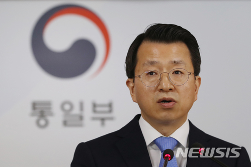 【서울=뉴시스】고승민 기자 = 백태현 통일부 대변인이 2일 오전 정부서울청사 브리핑룸에서 정례 브리핑을 하고 있다. 2018.04.02. kkssmm99@newsis.com