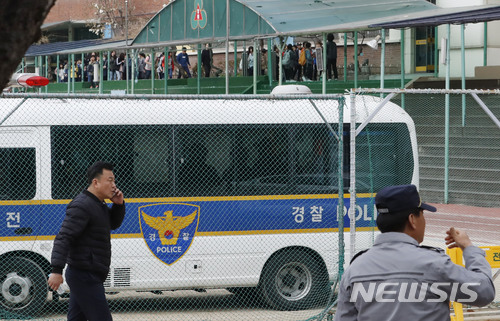 【서울=뉴시스】최동준 기자 = 2일 서울 방배초등학교에 한 남성이 침입해 4학년 여학생을 인질로 잡아 경찰과 대치를 벌였다. 남성이 검거된 뒤 학생들이 귀가 하고 있다. 2018.04.02.&nbsp; photocdj@newsis.com