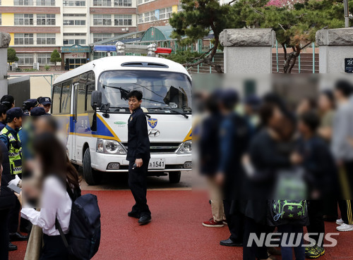 【서울=뉴시스】최동준 기자 = 2일 서울 방배초등학교에 한 남성이 침입해 4학년 여학생을 인질로 잡아 경찰과 대치를 벌였다. 남성이 검거된 뒤 귀가하는 학생들 사이로 경찰 차량이 이동하고 있다. 2018.04.02.&nbsp; photocdj@newsis.com