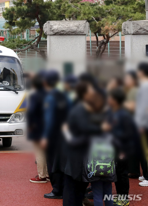 【서울=뉴시스】최동준 기자 = 2일 서울 방배초등학교에 한 남성이 침입해 4학년 여학생을 인질로 잡아 경찰과 대치를 벌였다. 남성이 검거된 뒤 귀가하는 학생들 사이로 경찰 차량이 이동하고 있다. 2018.04.02. photocdj@newsis.com