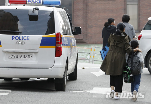 【서울=뉴시스】최동준 기자 = 2일 서울 방배초등학교에 한 남성이 침입해 4학년 여학생을 인질로 잡아 경찰과 대치를 벌였다. 남성이 검거된 뒤 학부모들과 학생들이 귀가 하고 있다. 2018.04.02. photocdj@newsis.com