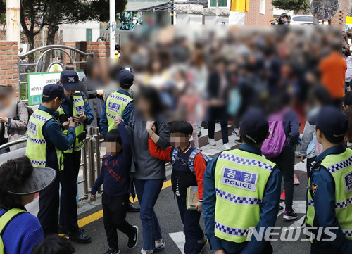 【서울=뉴시스】최동준 기자 = 2일 서울 방배초등학교에 한 남성이 침입해 4학년 여학생을 인질로 잡아 경찰과 대치를 벌였다. 남성이 검거된 뒤 학부모들과 학생들이 귀가 하고 있다. 2018.04.02. photocdj@newsis.com