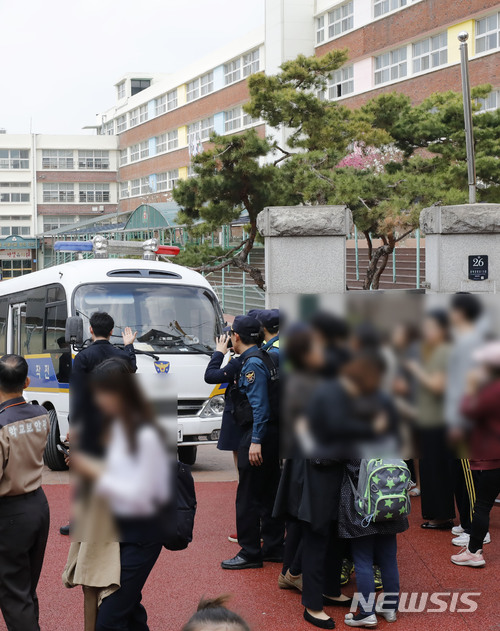 【서울=뉴시스】최동준 기자 = 2일 서울 방배초등학교에 한 남성이 침입해 4학년 여학생을 인질로 잡아 경찰과 대치를 벌였다. 남성이 검거된 뒤 학부모들과 학생들이 귀가 하고 있다. 2018.04.02. photocdj@newsis.com