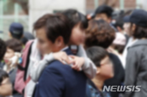 【서울=뉴시스】최동준 기자 = 2일 서울 방배초등학교에 한 남성이 침입해 4학년 여학생을 인질로 잡아 경찰과 대치를 벌였다. 남성이 검거된 뒤 학부모들과 학생들이 귀가 하고 있다. 2018.04.02. photocdj@newsis.com